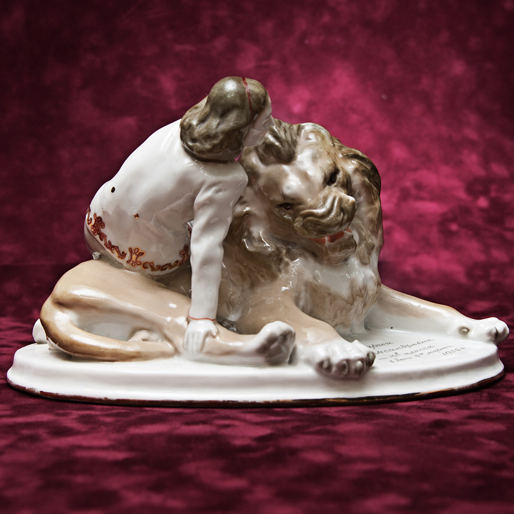  Коллекционная Фарфоровая статуэтка «Укротительница Ирина Бугримова и лев Цезарь», СССР ЛЗФИ, 50-е годы.