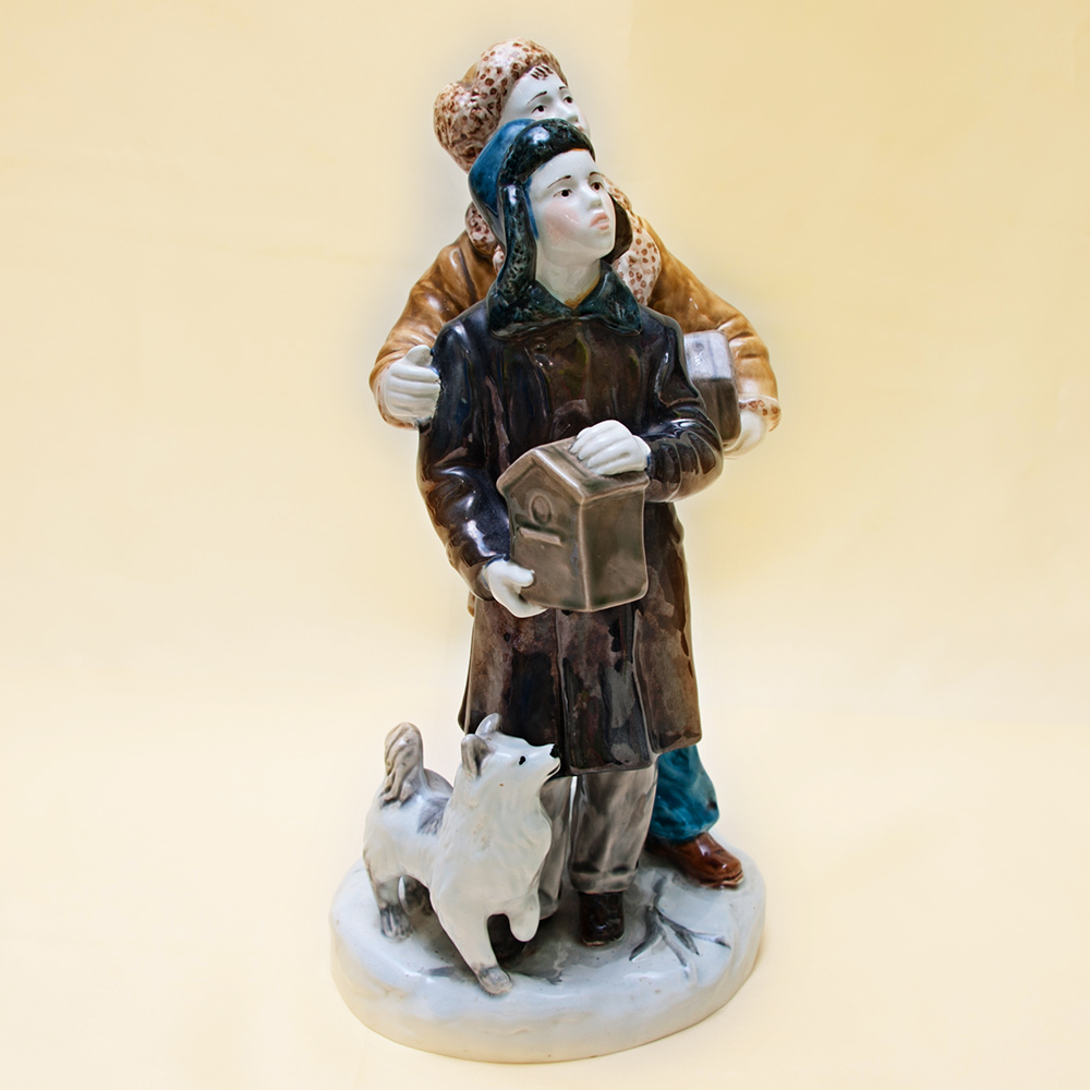 Большая Коллекционная статуэтка «Друзья птиц», Фаянс ЗиК Конаково, СССР - 1955 год.