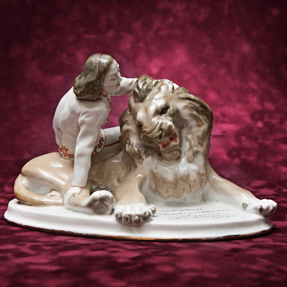  Коллекционная Фарфоровая статуэтка «Укротительница Ирина Бугримова и лев Цезарь», СССР ЛЗФИ, 50-е годы.