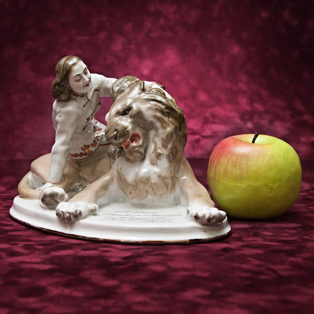  Коллекционная Фарфоровая статуэтка «Укротительница Ирина Бугримова и лев Цезарь», СССР ЛЗФИ, 50-е годы.