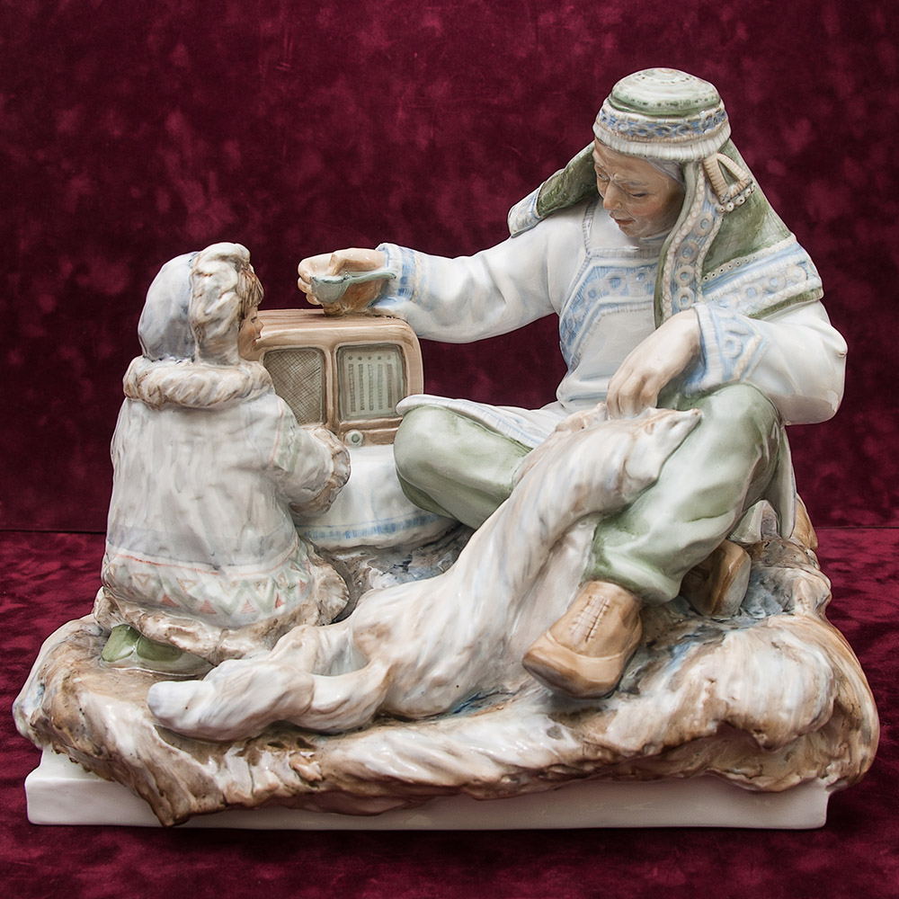 Большая Коллекционная Фарфоровая статуэтка «Дальний Север», Россия ДФЗ Дулево.