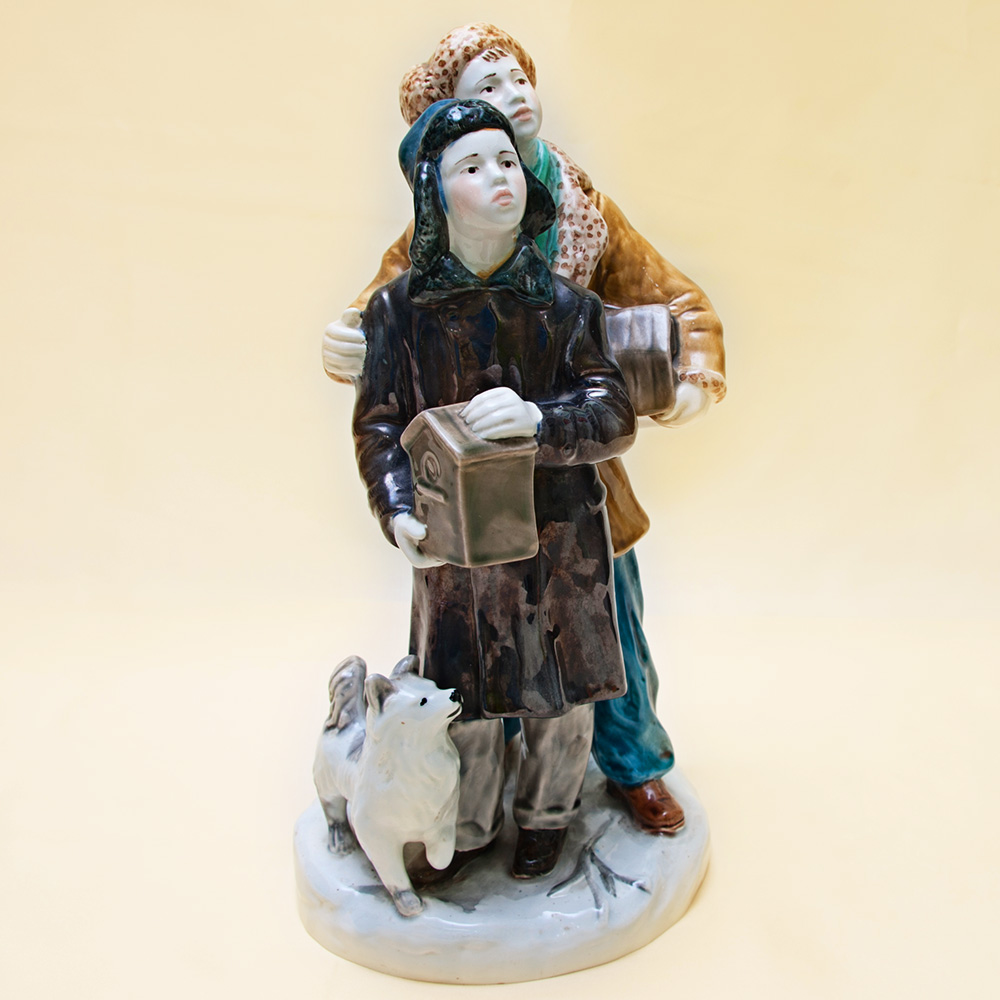 Большая Коллекционная статуэтка «Друзья птиц», Фаянс ЗиК Конаково, СССР - 1955 год.