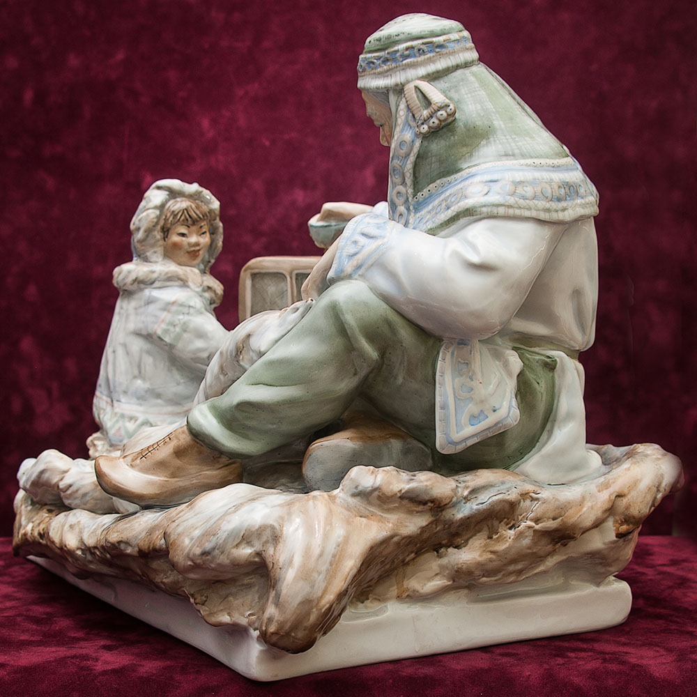 Большая Коллекционная Фарфоровая статуэтка «Дальний Север», Россия ДФЗ Дулево.