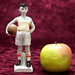 Коллекционная Авторская Фарфоровая статуэтка «Футболист - Юный вратарь», ЛФЗ СССР 1961 год.