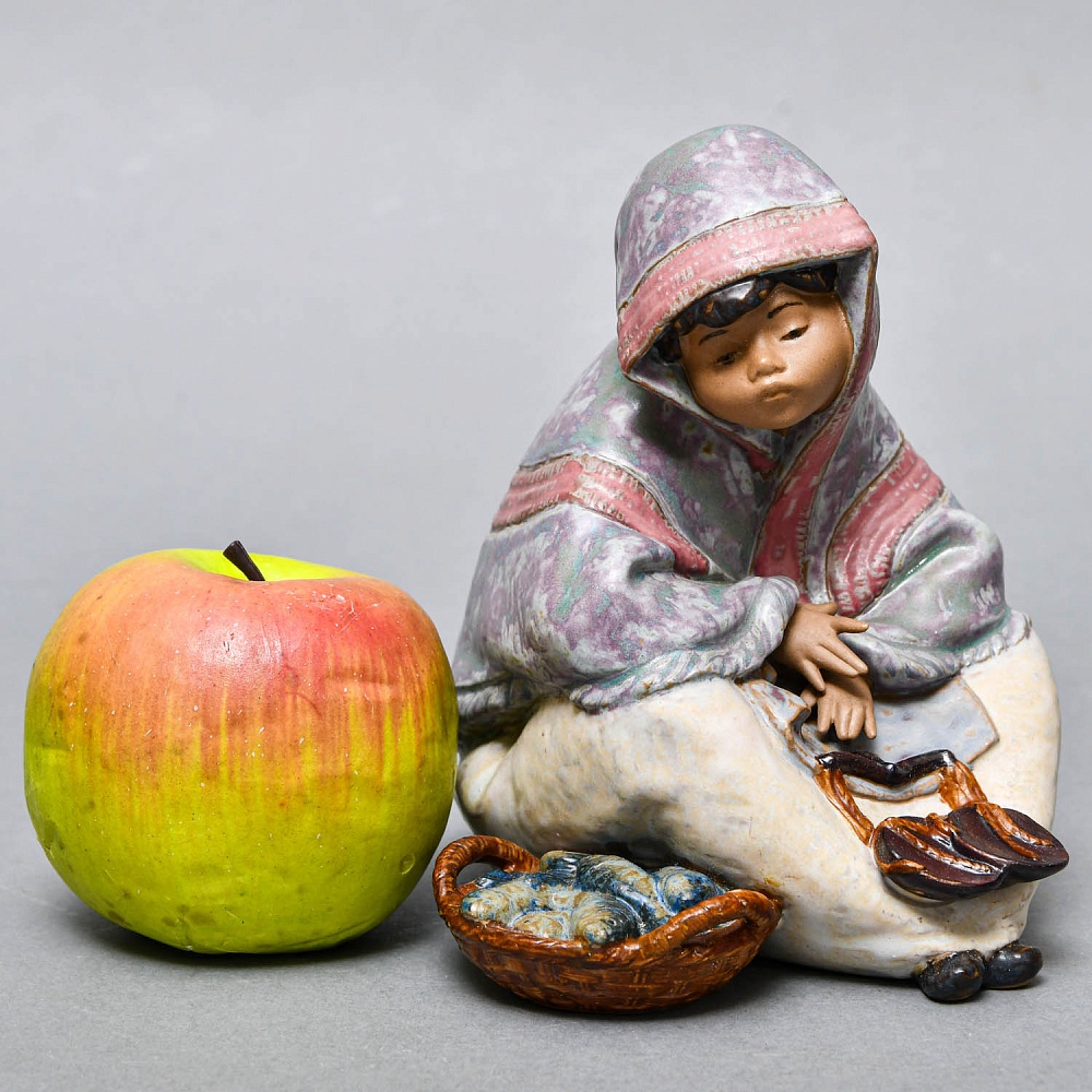 Коллекционная Фарфоровая статуэтка «Мальчик - продавец рыбы» серия Грес, Lladro Испания.