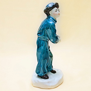 Коллекционная статуэтка «Мальчик со снежком», Фаянс ЗиК Конаково, СССР 50-е годы.
