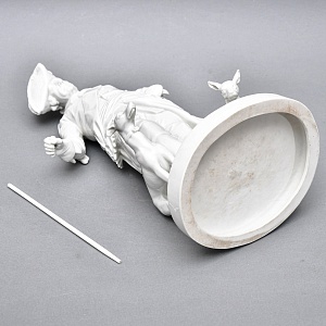 Антикварная Фарфоровая статуэтка «Старый Фриц. Король Пруссии Фридрих II с собаками»,  Volkstedt Германия.