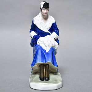 Антикварная фарфоровая статуэтка «Дама с горностаевой муфтой», Fraureuth Германия, 1919 - 1926 годы. 