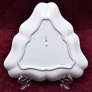 Сервировочная Тарелка - Блюдо треугольной формы «BLUMEN», Фарфор MEISSEN Германия - 1982 год.