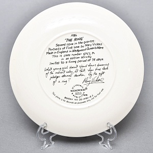 Коллекционная Фарфоровая тарелка «Девушка с кольцом», Wedgwood Англия - 1986 год. 