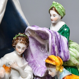 Миниатюрная Фарфоровая статуэтка «Утренние одевания», Scheibe Alsbach Германия, первая половина ХХ в. 