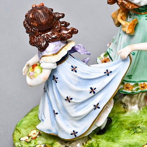 Большая Антикварная Статуэтка «Детские забавы - Ручеек», фарфор Scheibe - Alsbach, Германия.