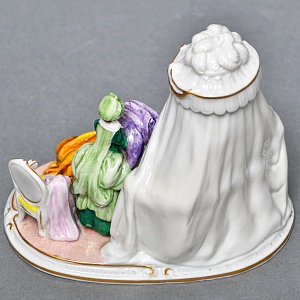 Миниатюрная Фарфоровая статуэтка «Утренние одевания», Scheibe Alsbach Германия, первая половина ХХ в. 