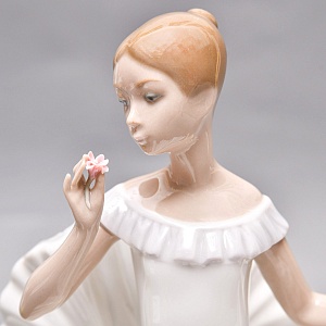 Коллекционная Фарфоровая статуэтка «Балерина в кресле с цветком», Nao by Lladro Испания.
