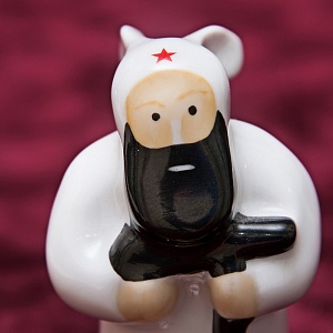 Авторская Коллекционная Фарфоровая статуэтка «Лыжник с автоматом», ИФЗ Россия - 2005 год. 