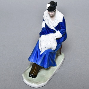 Антикварная фарфоровая статуэтка «Дама с горностаевой муфтой», Fraureuth Германия, 1919 - 1926 годы. 