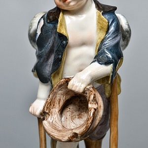 Антикварная Фарфоровая статуэтка «Купидон в образе нищего», Meissen Германия, начало ХХ века. 