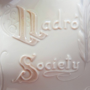 Фарфоровая Настольная плакетка LLADRO Society, Испания, 1985 - 2001 годы. 