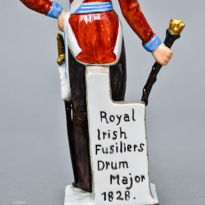 Коллекционная Фарфоровая статуэтка «Солдаты Британской армии. Тамбур - майор», SITZENDORF Германия.