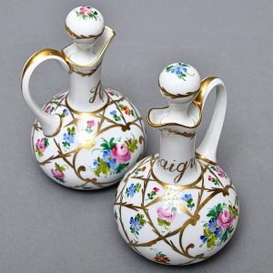 Винтажный Фарфоровый набор Два Соусника на подносе «Цветочная россыпь», Limoges Франция.