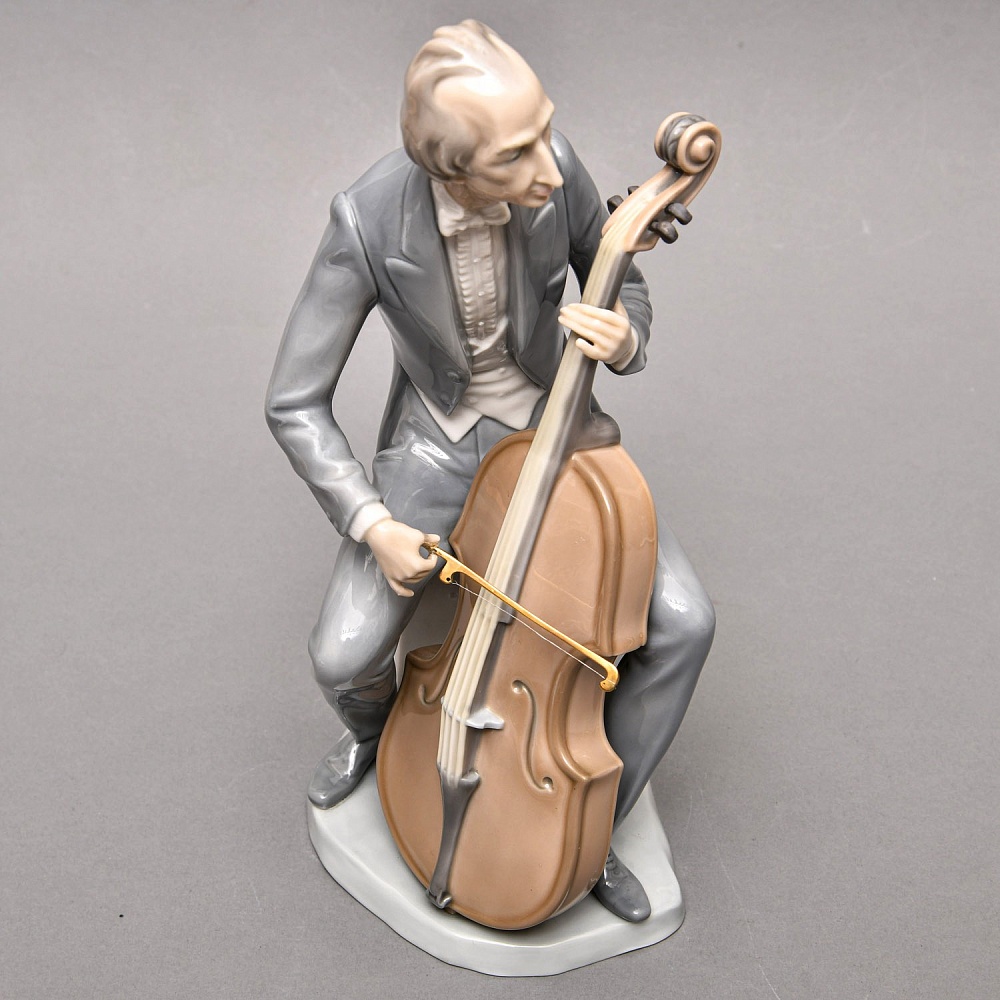 Коллекционная Фарфоровая статуэтка «Музыкант. ВИОЛОНЧЕЛИСТ», Lladro Испания 70-е годы.