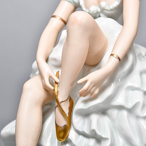 Коллекционная Фарфоровая Статуэтка «Балерина, завязывающая пуанты», WALLENDORF Германия.