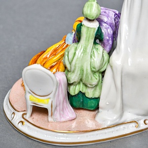 Миниатюрная Фарфоровая статуэтка «Утренние одевания», Scheibe Alsbach Германия, первая половина ХХ в. 