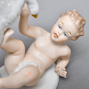 Коллекционная Фарфоровая статуэтка «Путти с козленком»,  WALLENDORF Германия, середина ХХ века.