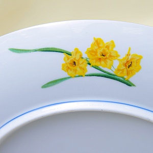 Коллекционная Тарелка - Блюдо «Май» - «Воробей и Нарциссы» Фарфор, Franklin Mint Япония, 1979 год.