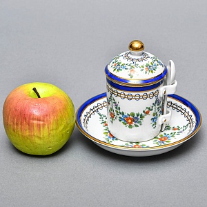 Фарфоровый Соусник с крышкой, блюдцем и ложечкой, Giulia Mangani Италия, вторая половина ХХ века.