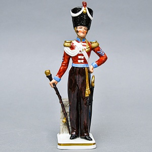 Коллекционная Фарфоровая статуэтка «Солдаты Британской армии. Тамбур - майор», SITZENDORF Германия.