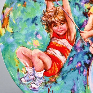 Коллекционная Фарфоровая тарелка «Детство. Мальчики на качелях», Wedgwood Англия - 1985 год. 