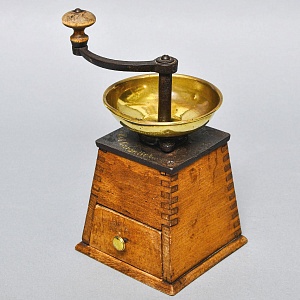 Деревянная Старинная Ручная Механическая Кофемолка - Мельница «GARANTIRT», Бельгия начало ХХ века.