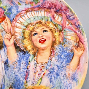 Коллекционная Фарфоровая тарелка «Детство. Девочки и шляпки», Wedgwood Англия - 1982 год.