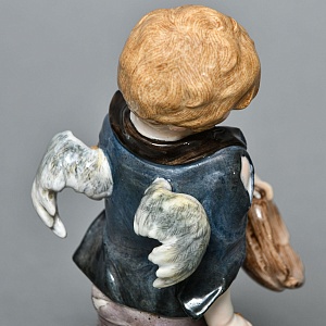 Антикварная Фарфоровая статуэтка «Купидон в образе нищего», Meissen Германия, начало ХХ века. 