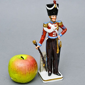 Коллекционная Фарфоровая статуэтка «Солдаты Британской армии. Тамбур - майор», SITZENDORF Германия.