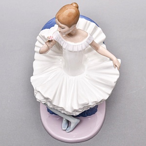 Коллекционная Фарфоровая статуэтка «Балерина в кресле с цветком», Nao by Lladro Испания.
