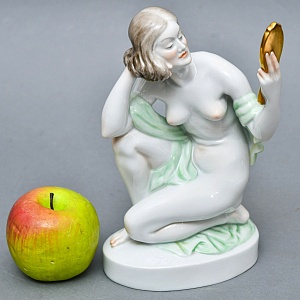 Коллекционная Фарфоровая статуэтка «Обнаженная девушка с зеркалом», HEREND Венгрия.