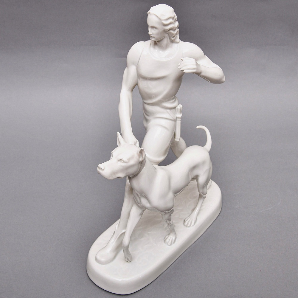 Антикварная Фаофоровая Статуэтка «Охотник с собакой», Wiener Porzellanmanufaktur Augarten, Австрия первая половина ХХ века.