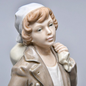 Коллекционная Фарфоровая статуэтка «ЮНГА. Босоногий мальчик», NAO by Lladro. 