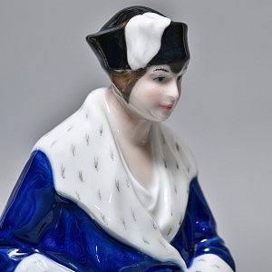 Антикварная фарфоровая статуэтка «Дама с горностаевой муфтой», Fraureuth Германия, 1919 - 1926 годы. 