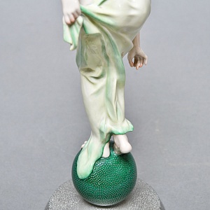 Антикварная Фарфоровая статуэтка «Обнаженная девушка на шаре», Rosenthal Германия - 1935 год. 