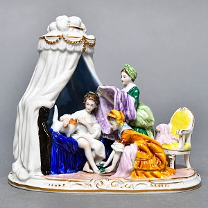 Миниатюрная Фарфоровая статуэтка «Утренние одевания», Scheibe Alsbach Германия, первая половина ХХ в. 