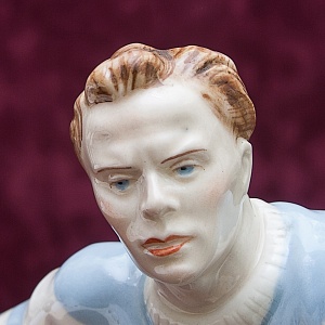 Редкость! Фарфоровая Статуэтка «Хоккеист» ROYAL DUX BOHEMIA, Чехословакия -50-е годы ХХ века.