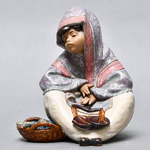 Коллекционная Фарфоровая статуэтка «Мальчик - продавец рыбы» серия Грес, Lladro Испания.