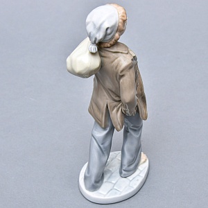 Коллекционная Фарфоровая статуэтка «ЮНГА. Босоногий мальчик», NAO by Lladro. 