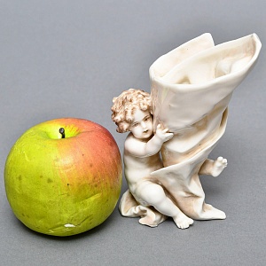 Антикварная статуэтка - салфетница «Путти с кульком», Фарфор Dressel & Kister Passau Германия.