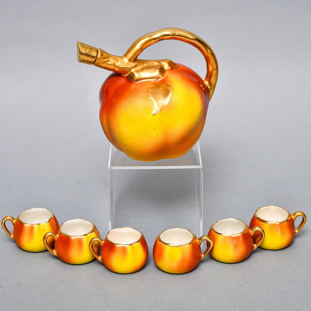 Фарфоровый Ликерный набор «ЯБЛОЧКИ» - 7 предметов, Франция, середина ХХ века. 