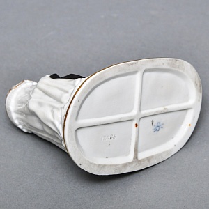 Миниатюрная Фарфоровая статуэтка «Утренние одевания», Scheibe Alsbach Германия, первая половина ХХ в. 