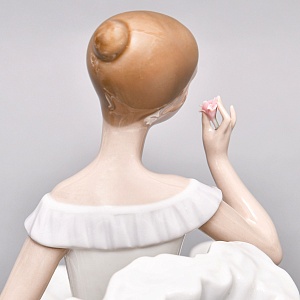 Коллекционная Фарфоровая статуэтка «Балерина в кресле с цветком», Nao by Lladro Испания.
